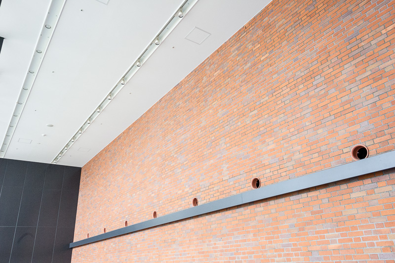 駅舎内の内装に使われているレンガは、かつて新函館北斗駅の近隣にレンガ工場があったことに由来