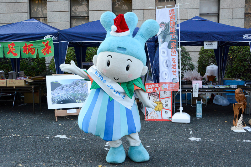 「かながわキンタロウ」（写真左）、「かながわ しずくちゃん」（写真右）ら、各課/事業のマスコットキャラクターが県庁内を練り歩いていた