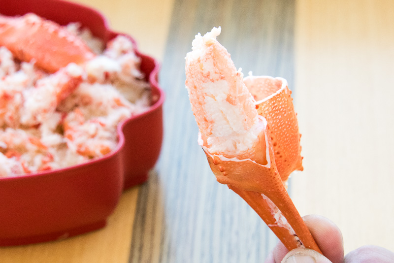 カニのツメがあるのもこの駅弁の贅沢なところです。ツメは殻に切れ込みが入っているので、手で割るだけで、プリっとしたツメの身の美味しい部分が顔を出します