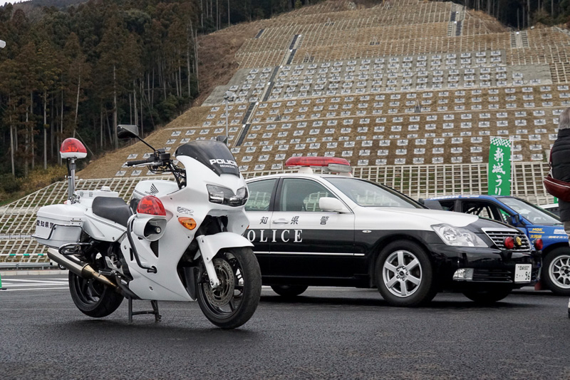 愛知県警の白バイやパトカーの展示
