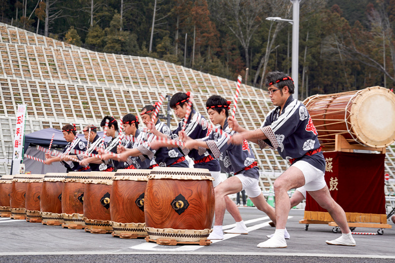 開通式典を前に地元団体などによる陣太鼓、よさこい踊りなどが披露された