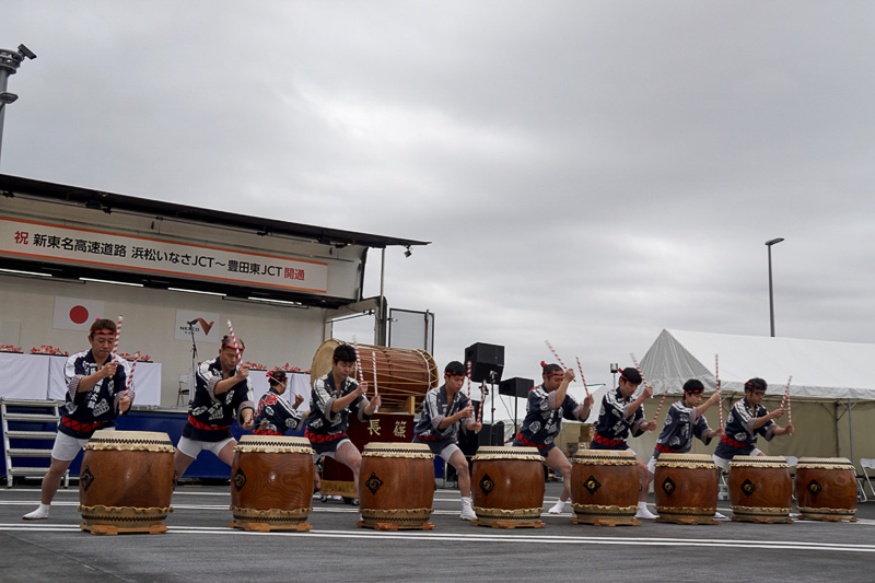 開通式典を前に地元団体などによる陣太鼓、よさこい踊りなどが披露された