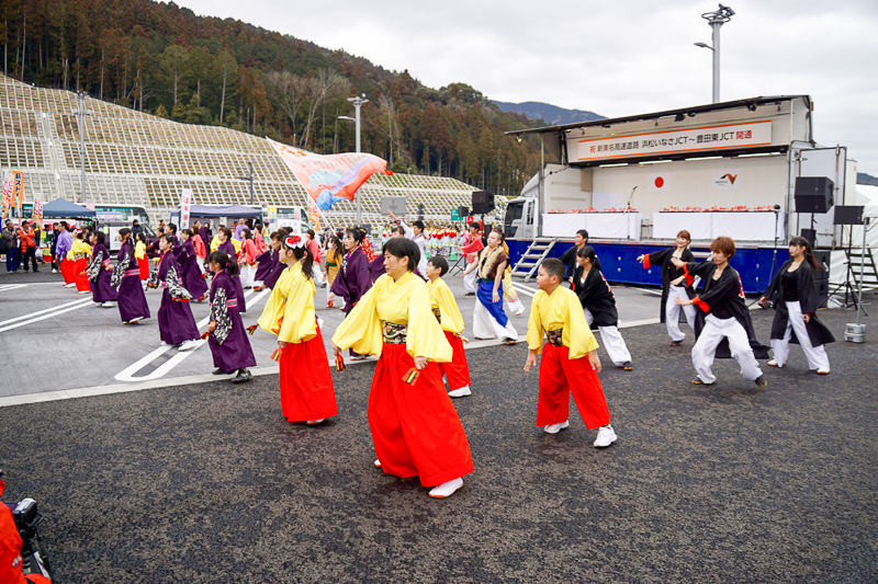 開通式典を前に地元団体などによる陣太鼓、よさこい踊りなどが披露された