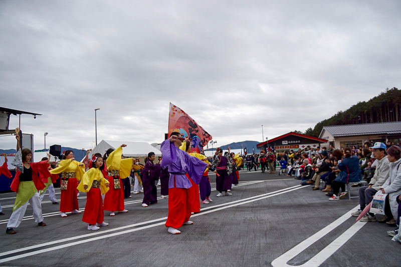開通式典を前に地元団体などによる陣太鼓、よさこい踊りなどが披露された