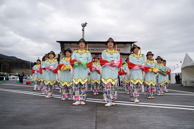 開通式典を前に地元団体などによる陣太鼓、よさこい踊りなどが披露された
