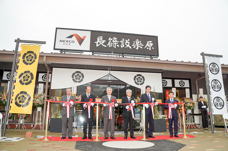 新東名の長篠設楽原PA（下り）。甲冑に身を包んだ新城祝砲隊がオープンセレモニーのテープカットの後、祝砲を放った