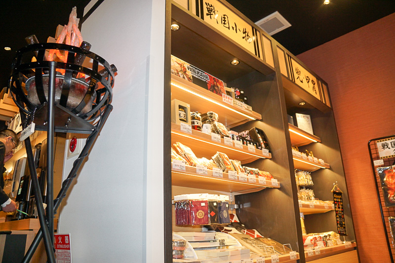 同施設限定のお土産や火縄銃のレプリカを販売するなど長篠・設楽原の合戦をテーマにしたコーナーを用意