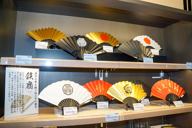 同施設限定のお土産や火縄銃のレプリカを販売するなど長篠・設楽原の合戦をテーマにしたコーナーを用意