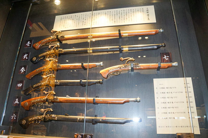 同施設限定のお土産や火縄銃のレプリカを販売するなど長篠・設楽原の合戦をテーマにしたコーナーを用意