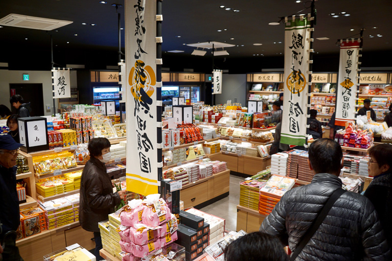 そのほかにもお土産やテイクアウト商品も用意