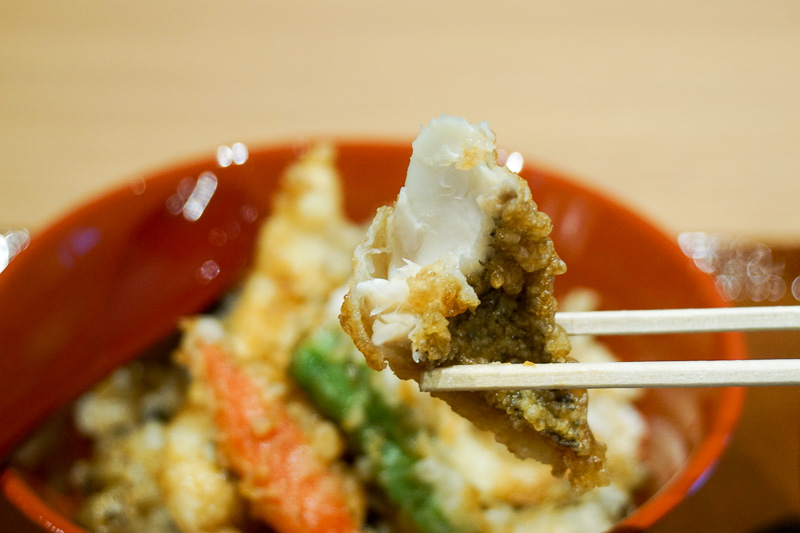 大きな真鯛の天ぷらがのった“家康鯛天丼”