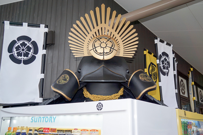 商品購入などの操作で特別な音声案内をするオリジナルの自動販売機なども設置された