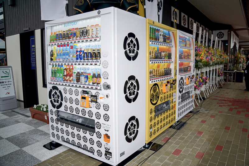商品購入などの操作で特別な音声案内をするオリジナルの自動販売機なども設置された