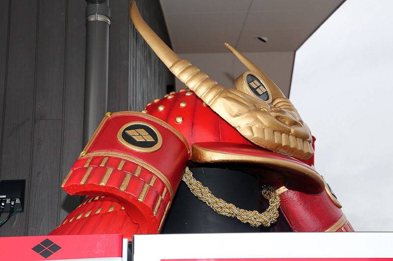 武田騎馬隊がデザインされた自販機が4台あり、そのうち騎馬兵が2名描かれた方がセリフをしゃべる機能を持つ。自販機の上には武田軍精鋭部隊の証である朱色の兜のオブジェが置かれている