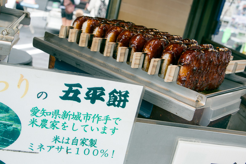 しんしろ軽トラ市「のんほいルロット」の加盟店が出展していた。作手のみかわ元気ものがたりが販売するサムライ五平はベトナムと交流を持ち、現地でも販売するという。その五平餅は家庭ごとに味が違うので食べ比べを楽しめる