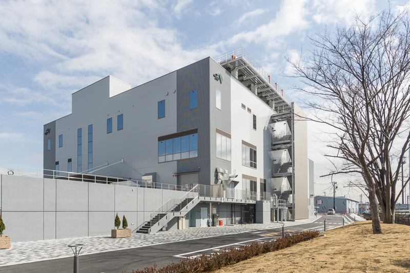 NEXCO東日本 関東支社 道路管制センターの建物全景。地上3階建て