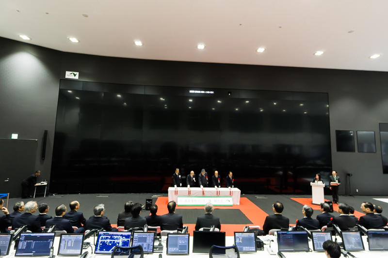 灯入れ式では、交通管制用大型ディスプレイを点灯させた