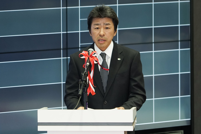 施設の解説をする、東日本高速道路株式会社 関東支社 管理事業部 管制高度化チーム リーダー 平池俊文氏