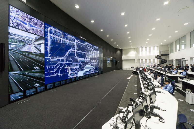 管制・制御室全景。交通管制用大型ディスプレイ側から