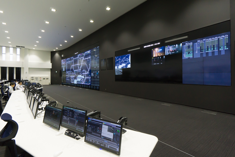 管制・制御室全景。施設制御用大型ディスプレイ側から