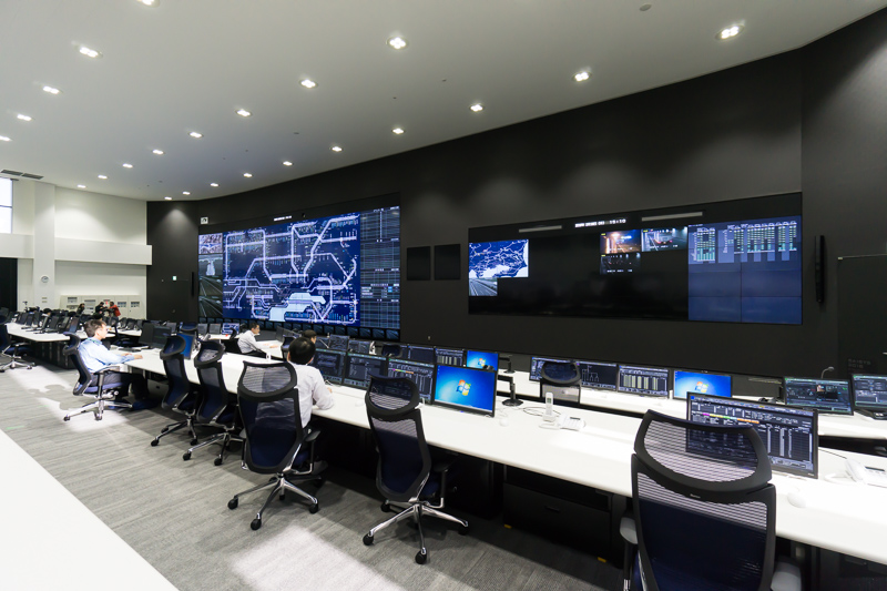 制御卓越しに大型ディスプレイを見る。傾斜をつけて見やすく配慮している