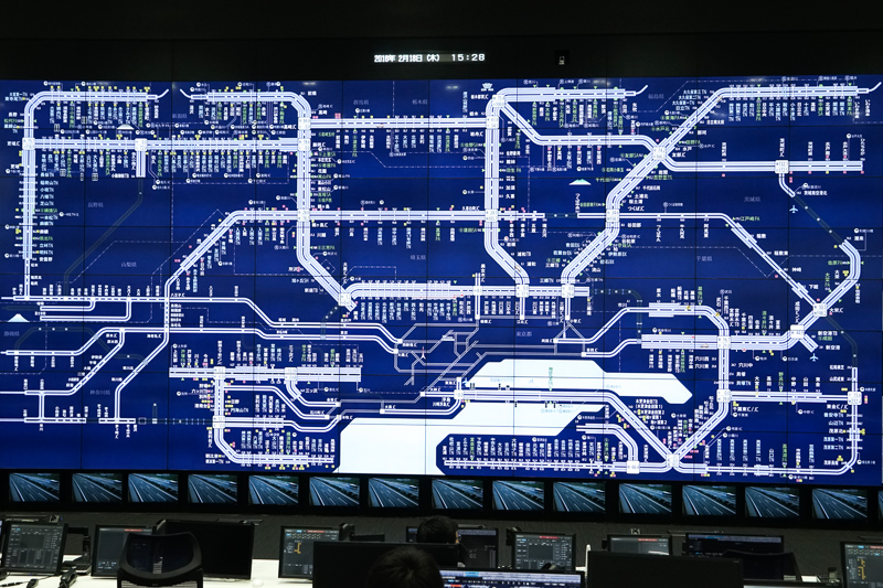 交通管制用大型ディスプレイ中央には大きく路線図が表示される