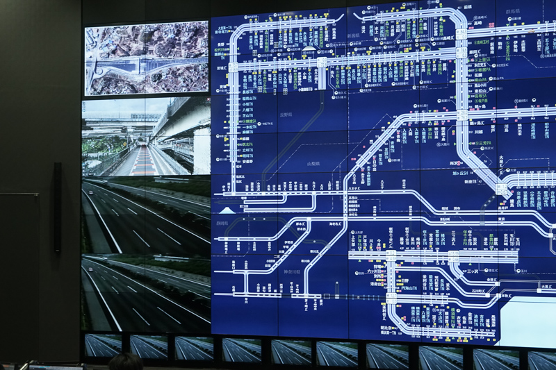 交通管制用大型ディスプレイ左。JCT（ジャンクション）3Dマップ、航空写真、CCTV映像