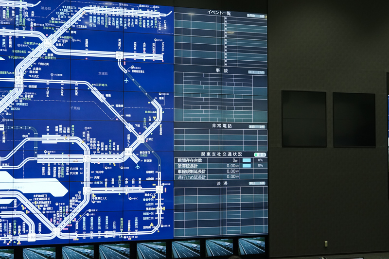 交通管制用大型ディスプレイ右。イベント一覧、事故、非常電話、管内交通状況、渋滞情報