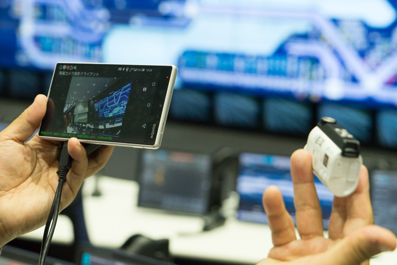 車載カメラの映像をスマホのアプリを使って配信するシステム。スマホとカメラはWi-Fi接続