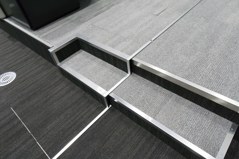 階段は色分けされていて、施設内は免震構造