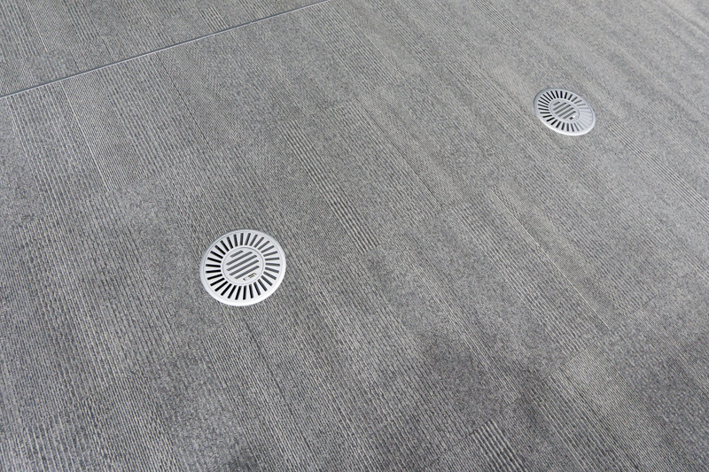 管制室の空調は床下から送風される