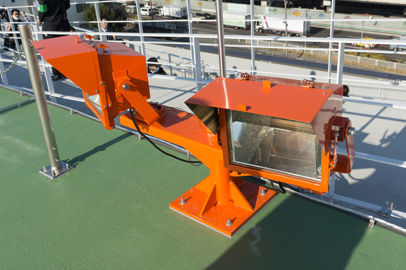 夜間でも離着陸できるように照明が付いている