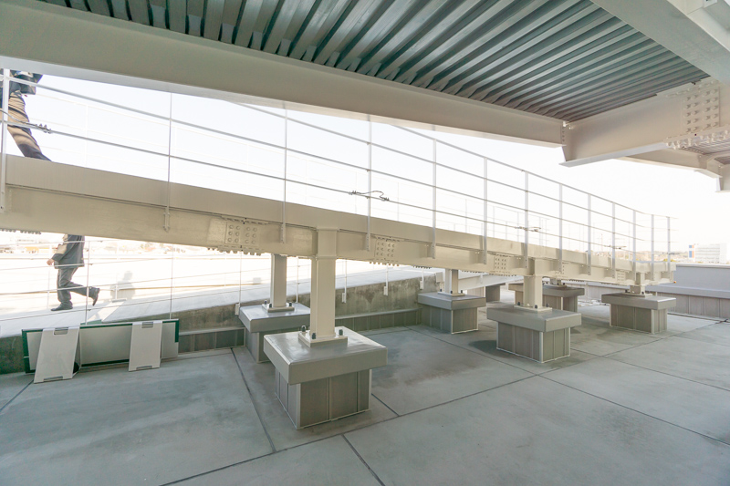 屋上ヘリポートからエレベーターまではストレッチャーで運べるようにスロープになっている