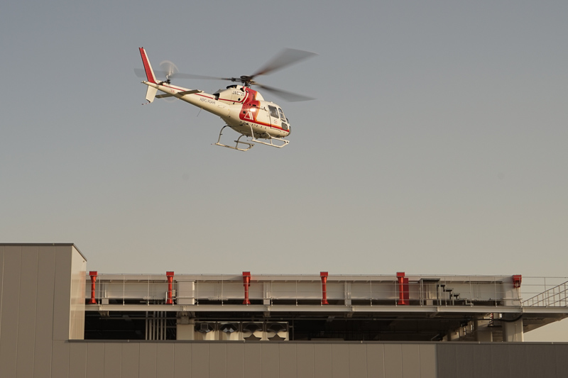 屋上ヘリポートからヘリコプターを離陸させるデモ