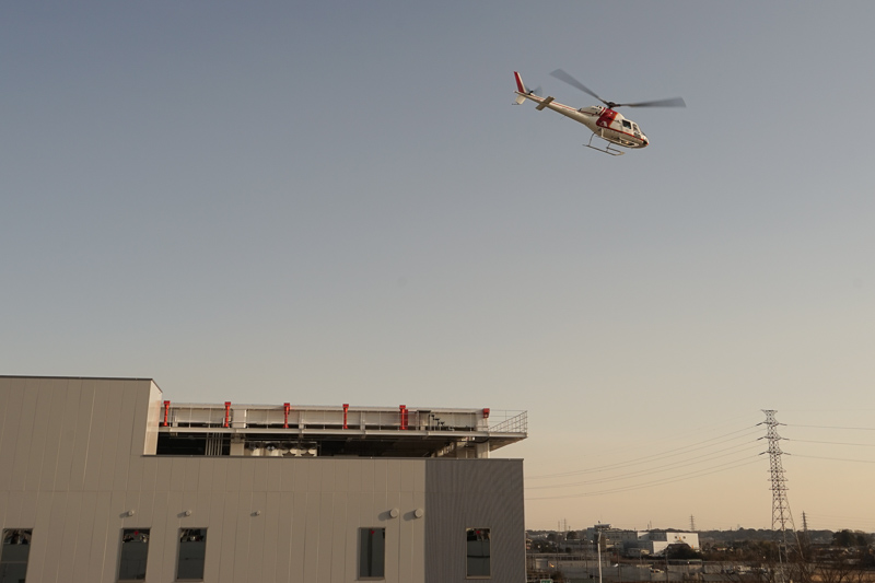 屋上ヘリポートからヘリコプターを離陸させるデモ