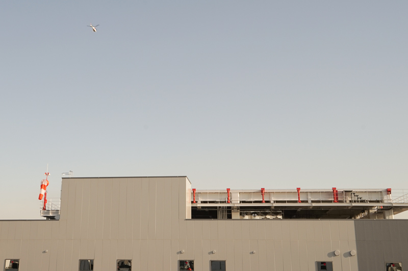 屋上ヘリポートからヘリコプターを離陸させるデモ