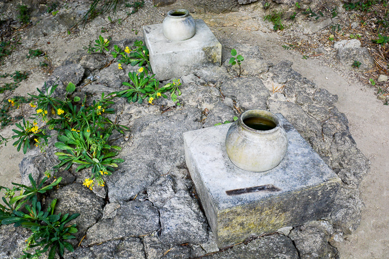 2つの鍾乳石から滴る聖なる水を受け止めるために置かれた「シキヨダユルとアマダユルの壺」