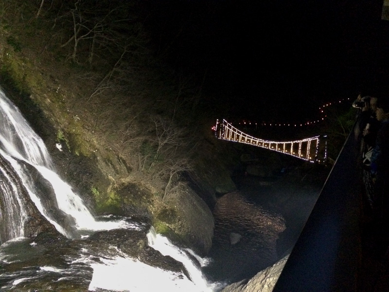 ライトアップされた吊り橋と滝