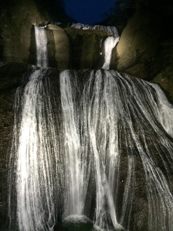 第1観瀑台から見る夜の滝