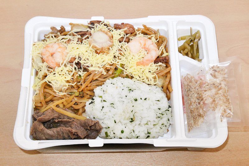 富士宮やきそばの基本を押さえつつ、牛肉、エビ、ホタテ、イカ、錦糸卵などがトッピングされた豪華な焼きそばです