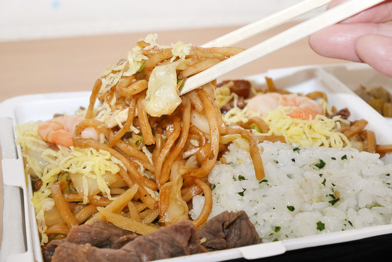 焼きそばの麺はコシが強く、ソースだけでなく魚介や肉の旨みもしっかりしています