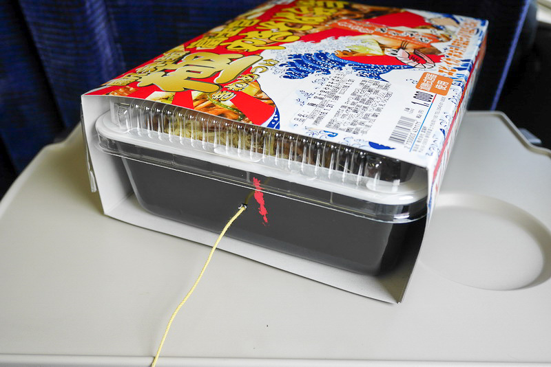 加熱容器を利用していて、横のひもを抜くと加熱されます。10分ほど待つと、温かい焼きそばが楽しめます