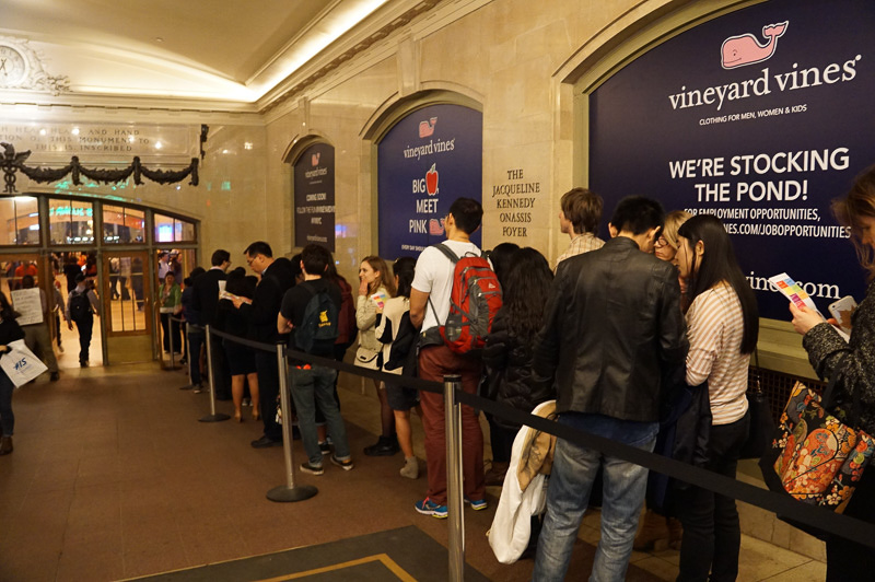 3月10日の夕方には入場制限が行なわれるほどの盛況。行列はグランド・セントラル駅の外にまではみ出していた