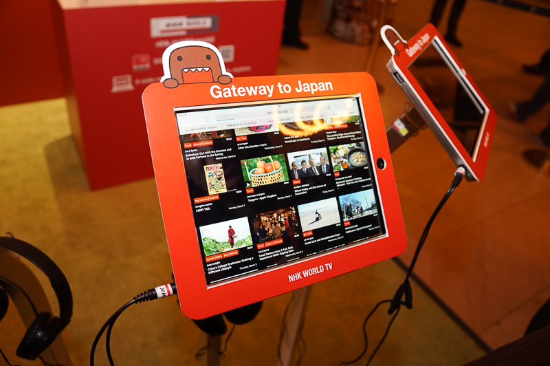 NHKブースではどーもくんが渡米して登場したほか、英語放送NHK WORLDのストリーミングサービスなどを紹介。東日本大震災で止まったままの中学校の時計などを展示して、そこからの東北の復興をアピールしていた