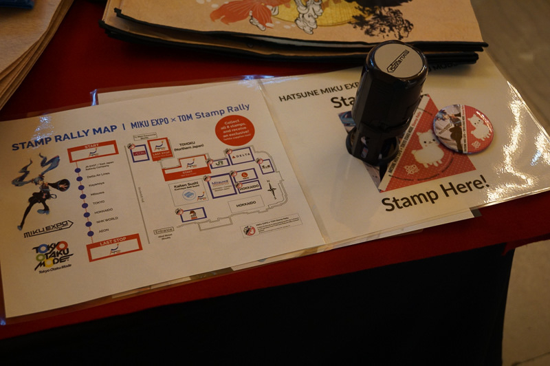各ブースに置かれていたスタンプを集めると、初音ミクとアルパカのキャラクターのバッジがもらえるスタンプラリーが行なわれていた。これは日本のオタク文化を紹介する米国企業「Tokyo Otaku Mode」によるもの