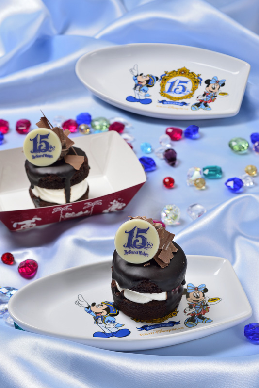 「チョコレートケーキ、スーベニアプレート付き」は1個750円。「ニューヨーク・デリ」で2016年4月11日～2017年3月17日の期間提供される