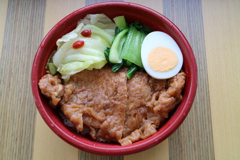 フタを開けると排骨がドーンと出迎える