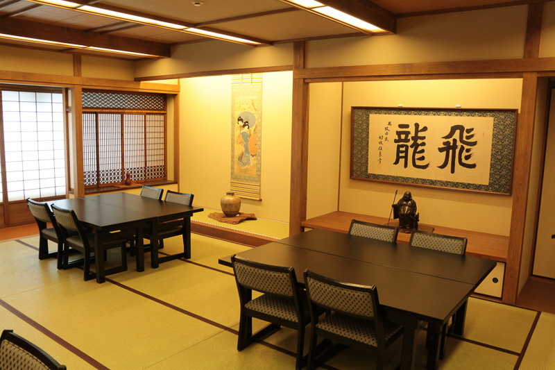 2012年に全館リニューアルされた「大喜」の店内やメニュー。人気商品は「伊勢海老定食」（5000円）、「てこね定食」（1500円）。伊勢海老、鮑料理、寿司、てんぷら、地酒、海鮮料理、ベジタリアンメニュー、伊勢海老づくしコースなどが主要メニュー。英語、韓国語、中国語（簡体字）のメニューも用意