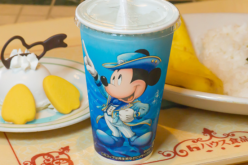 ソフトドリンクのカップは15周年デザイン