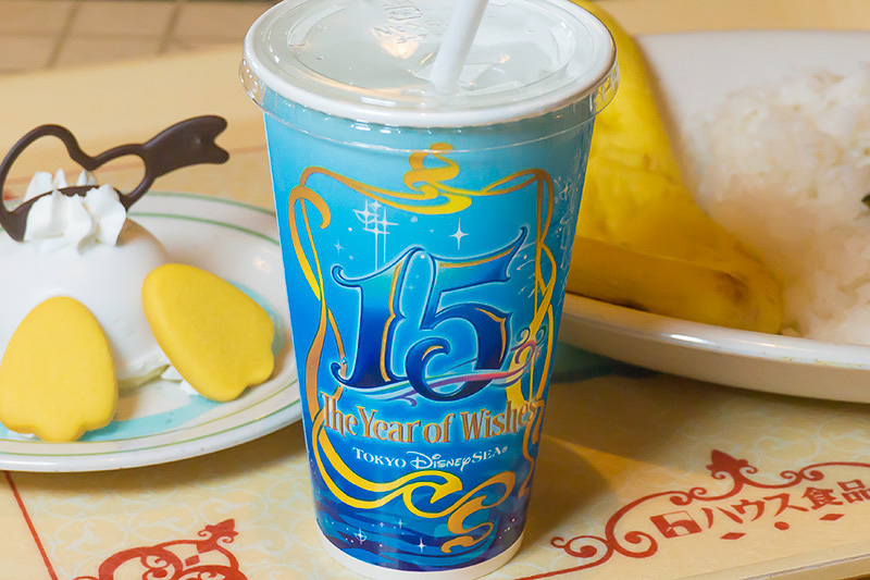 ソフトドリンクのカップは15周年デザイン